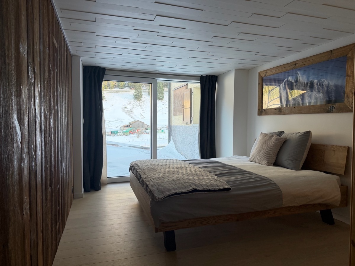 Chambre 1 — lit queen avec vue sur la neige