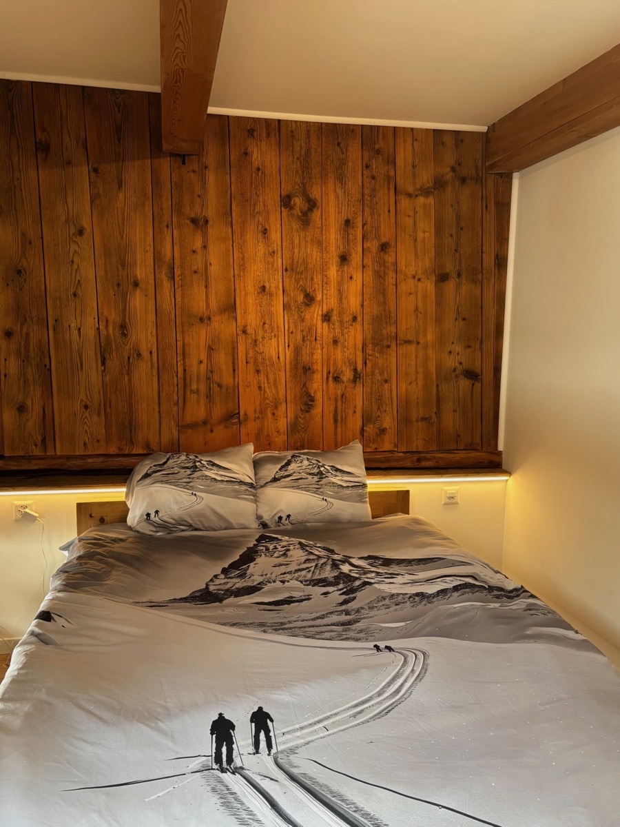 Chambre 2 — lit queen, mur en bois
