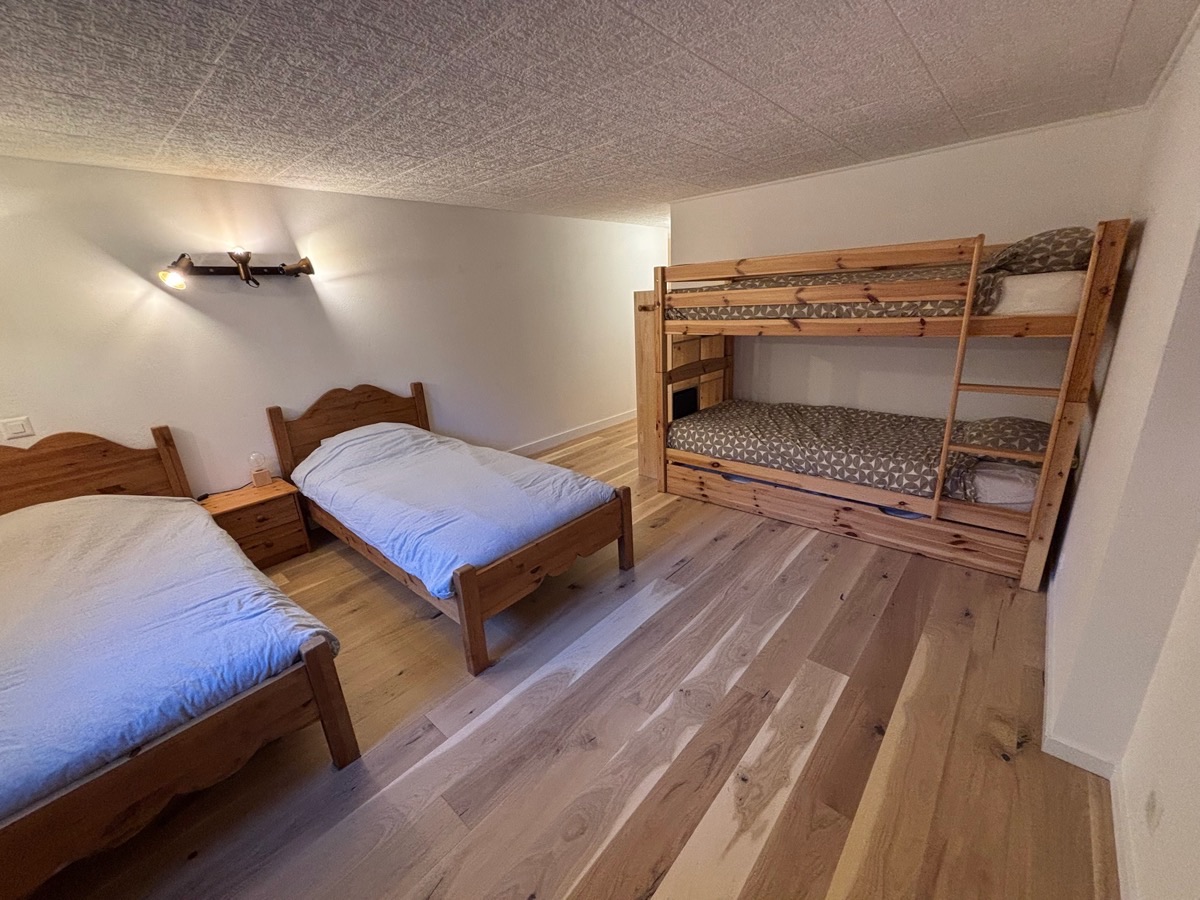 Chambre 4 — lits simples, superposé et couchage d'appoint