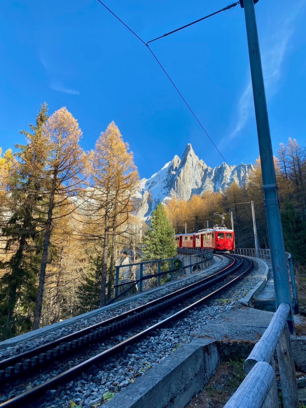 Train de montagne rouge dans les mélèzes d’automne