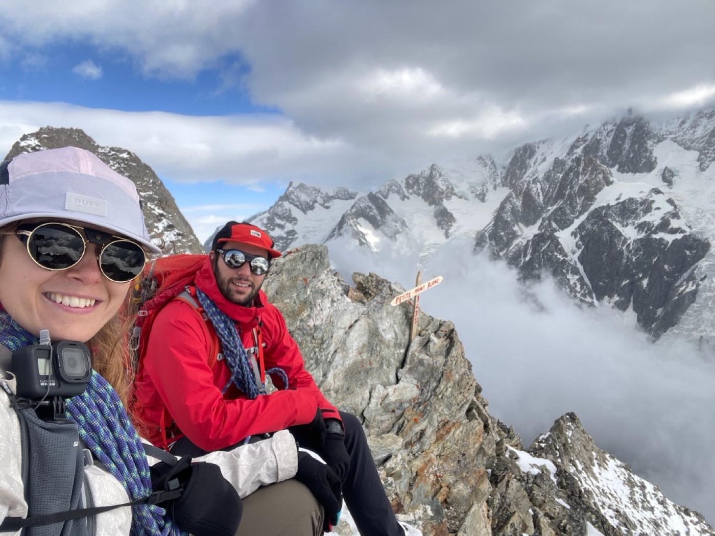 Alpinistes au sommet d’une crête rocheuse