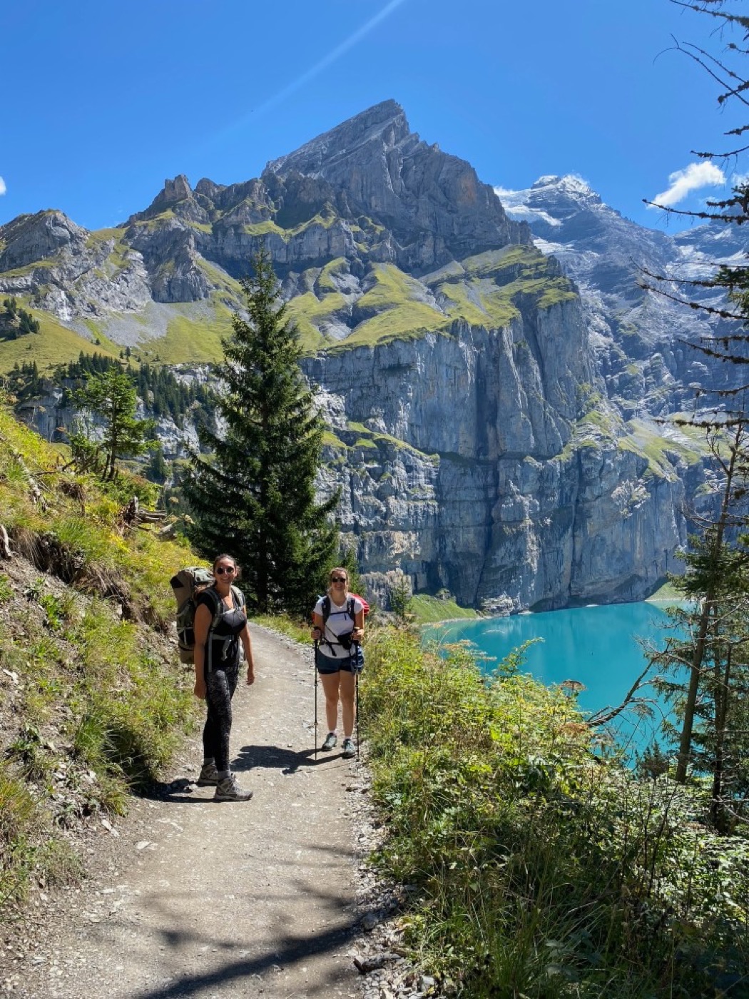 Randonneuses sur un sentier au-dessus d’un lac d’altitude