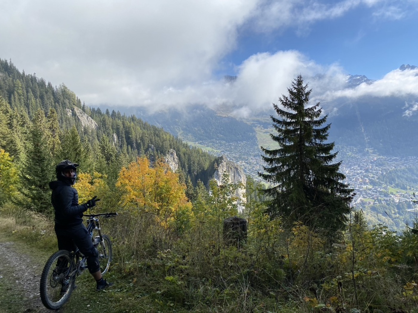 Vététiste sur un sentier face à la vallée