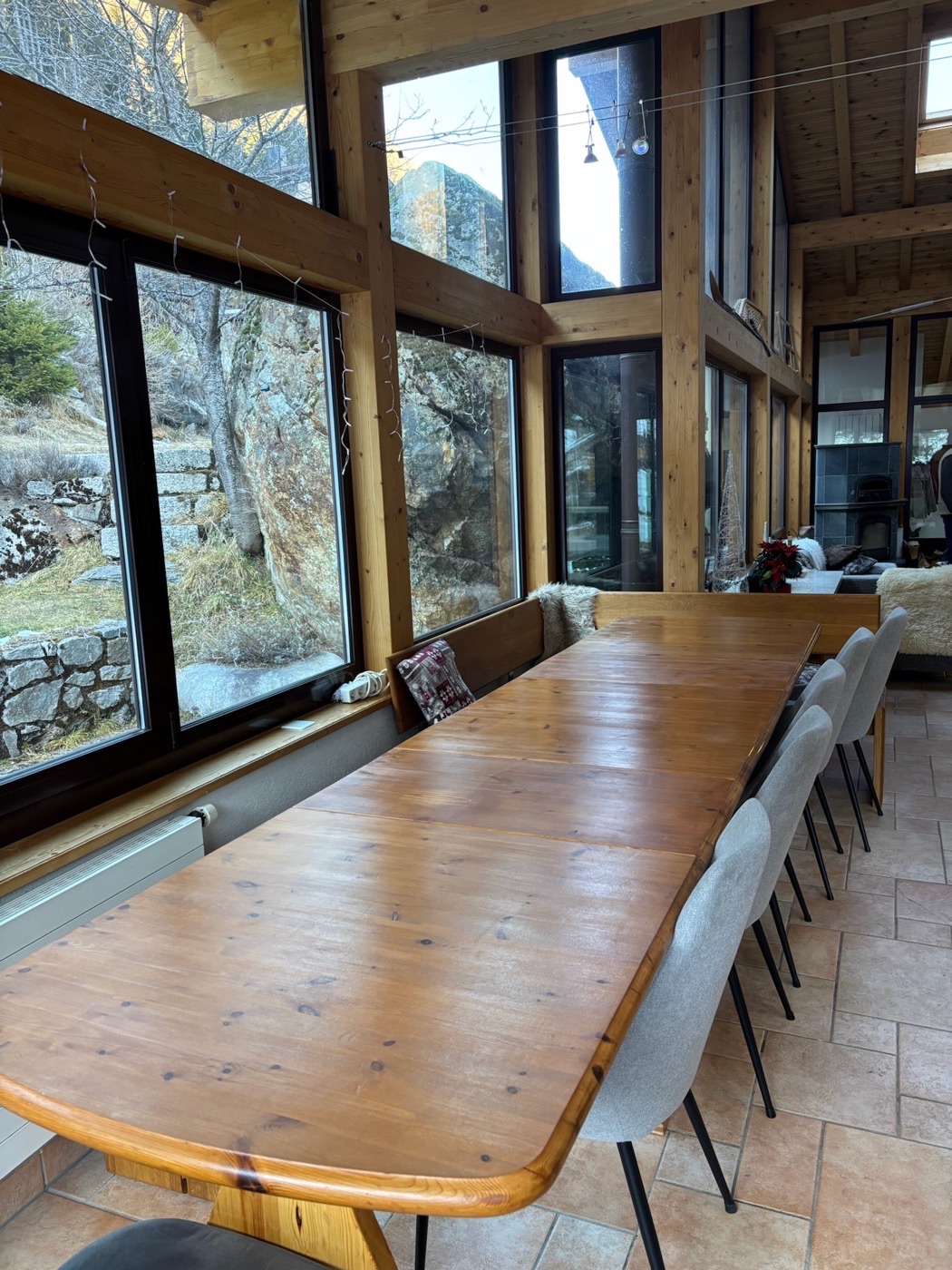 Grande table face aux montagnes