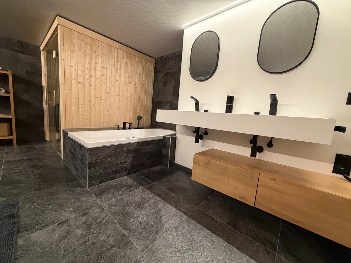 Salle de bain avec baignoire et sauna