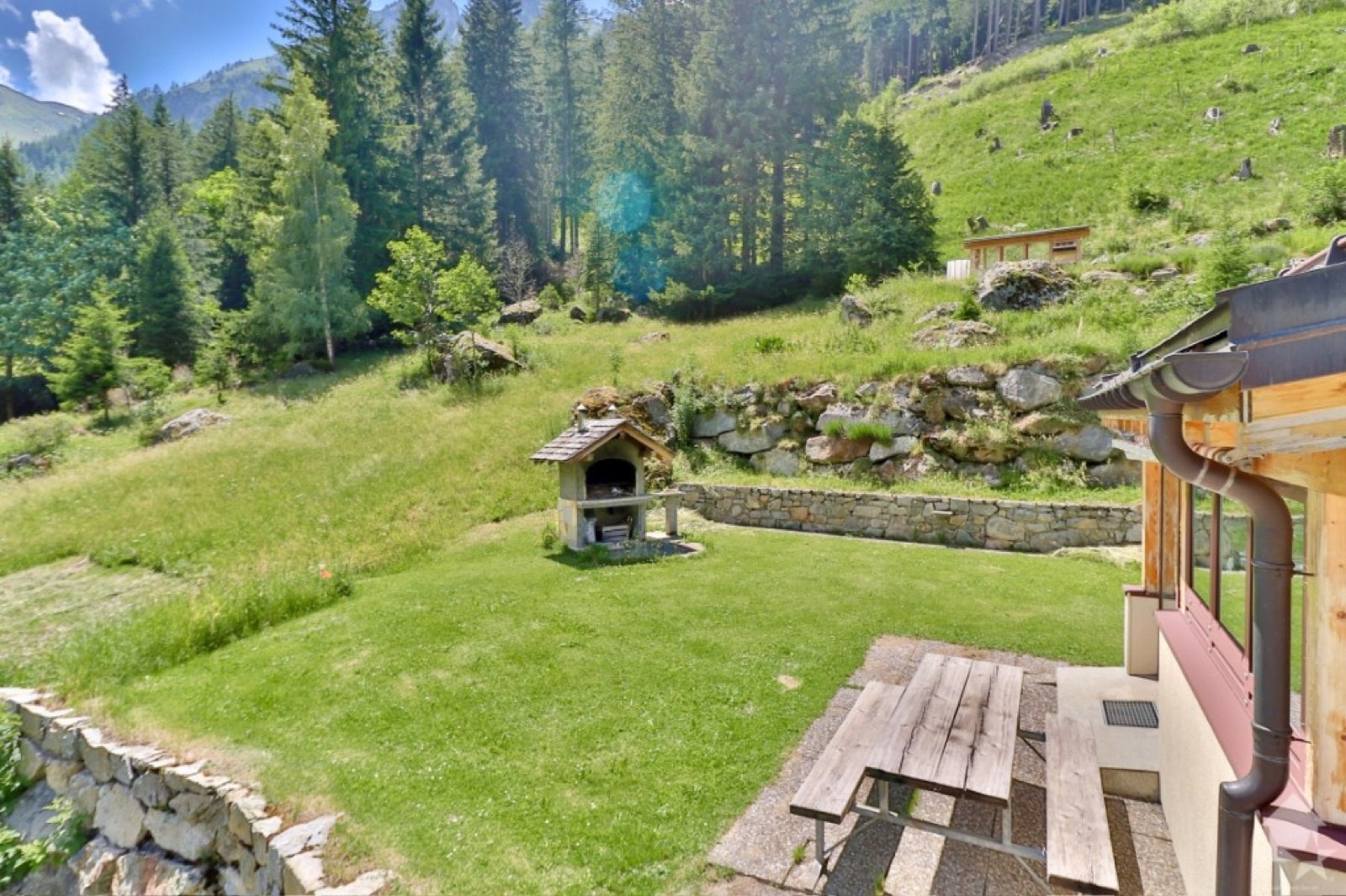 Jardin et four à pizza extérieur